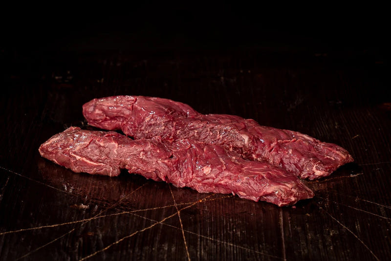 Onglet auf dunklem Holz