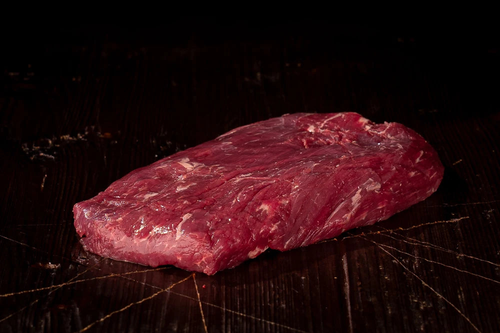 Flanksteak auf dunklem Holz