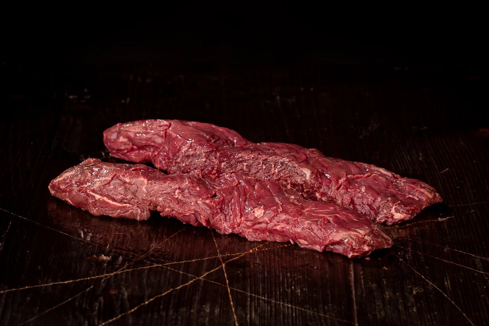 Onglet auf dunklem Holz