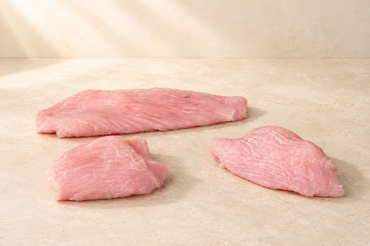 Bio-Putenschnitzel, roh, auf hellem Kalkstein