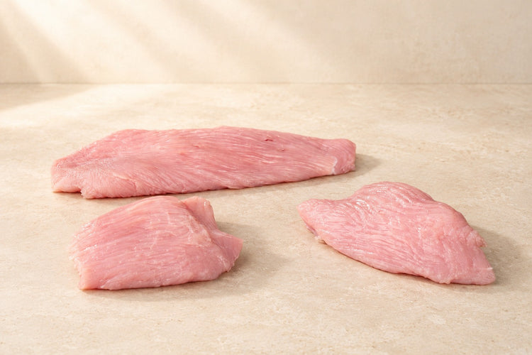 Bio-Putenschnitzel, roh, auf hellem Kalkstein