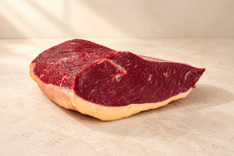 Bio-Tafelspitz vom Rind, roh, auf hellem Kalkstein