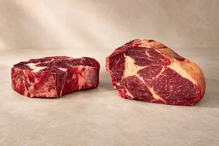 Zwei Ribeye-Stücke mit Markierungen am Fettauge und an der Marmorierung